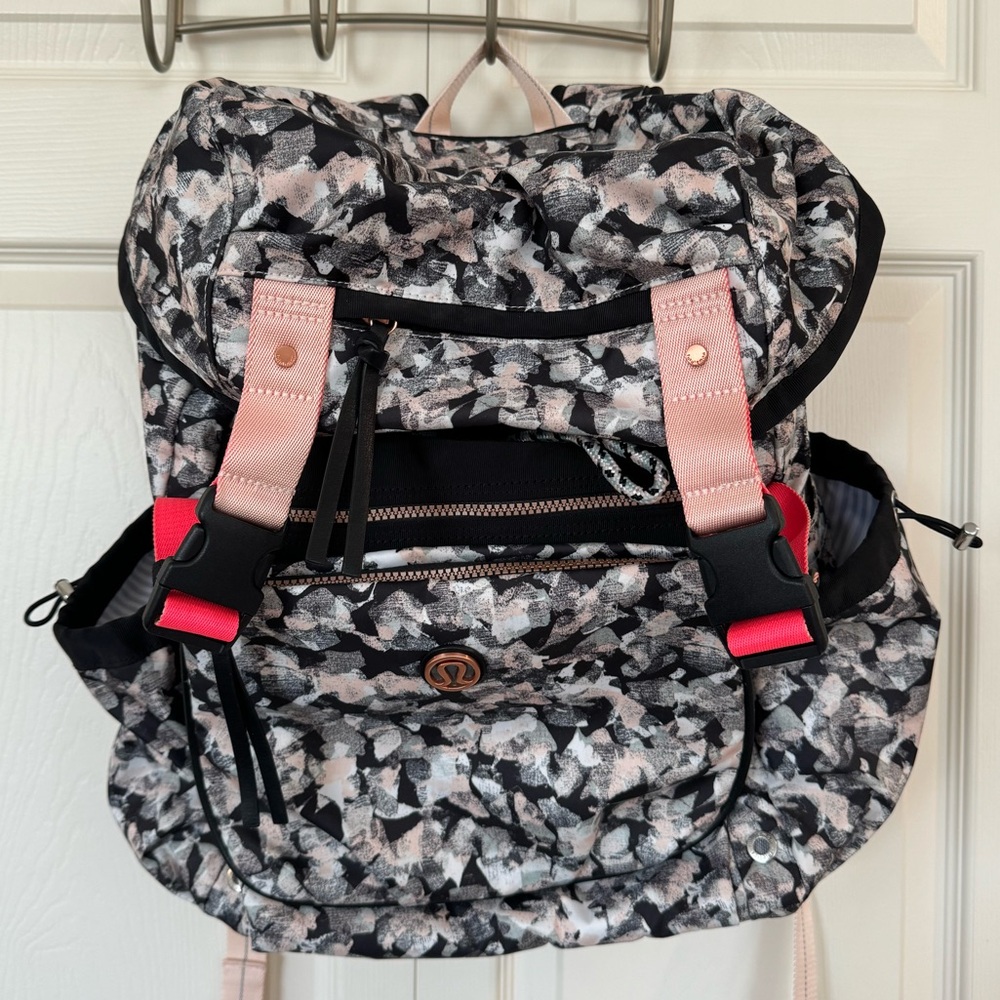 Rare Lululemon Travelling Yogini Rucksack in Mystic Jungle